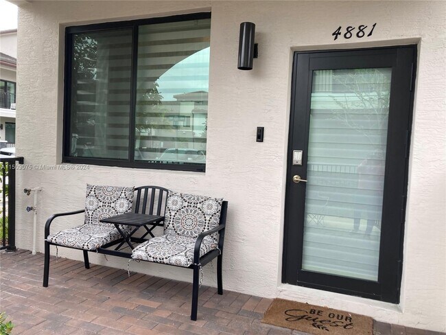 Foto del edificio - 4881 NW 83rd Pkwy