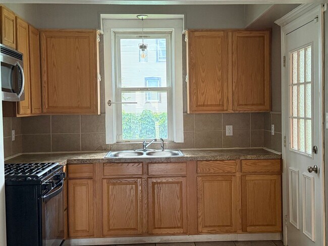 Foto del edificio - Charming 4-Bedroom Single-Family Home | Section?8 Eligible