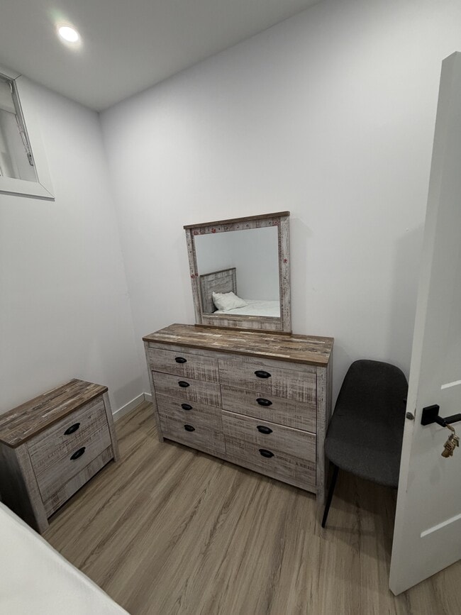 Building Photo - Room Rental / Student Rental