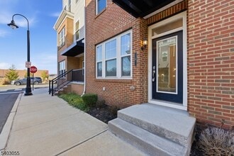 Building Photo - 6 Bond St