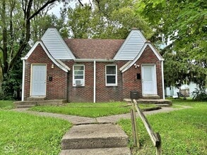 Building Photo - 1462 N Gladstone Ave