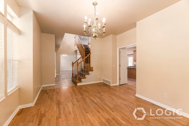 Building Photo - Beautiful Home in Excellent Sandy Location!
