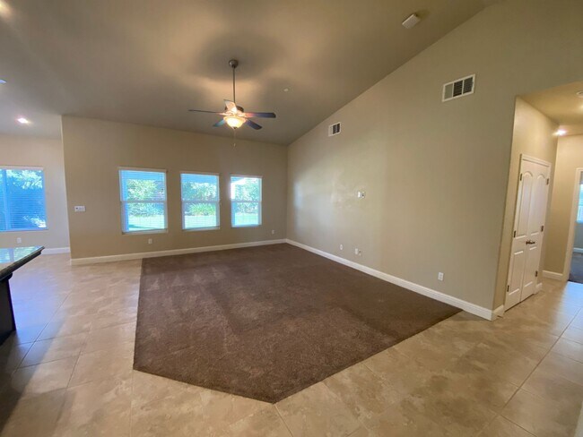 Foto del edificio - Spacious NW Visalia home move in ready!!