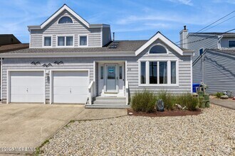 Building Photo - 22 Longpoint Dr