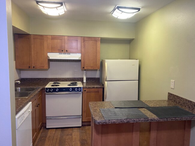 Building Photo - 3085 Colonial Way