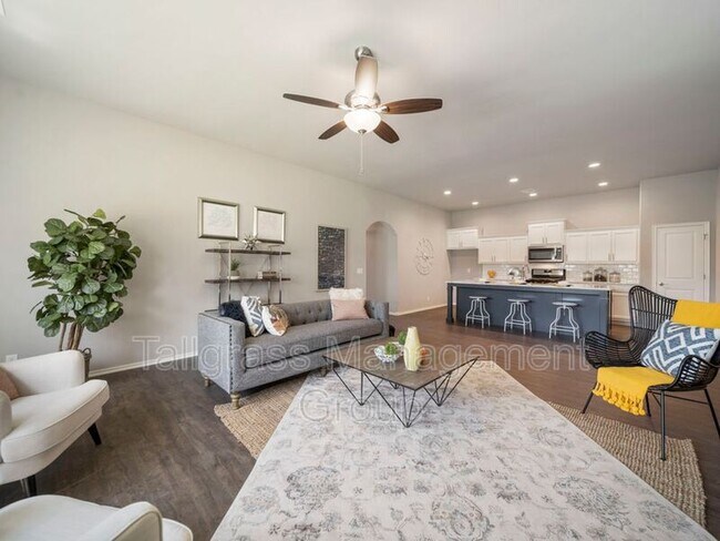 Building Photo - 2425 W Imperial Ct