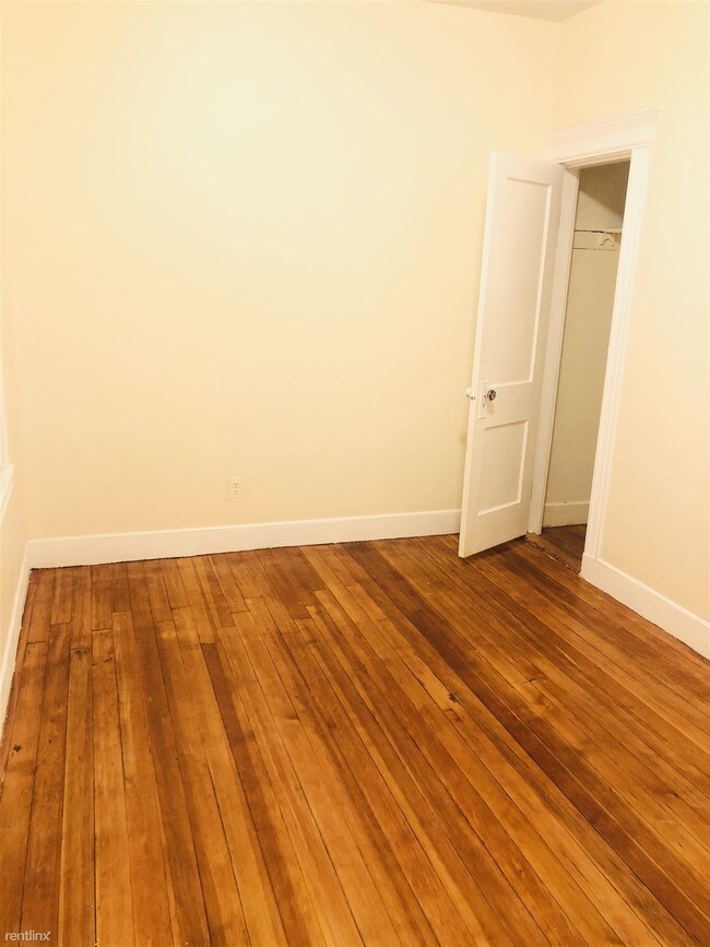 Building Photo - 3 br, 1 bath Triplex - 668 Morton St