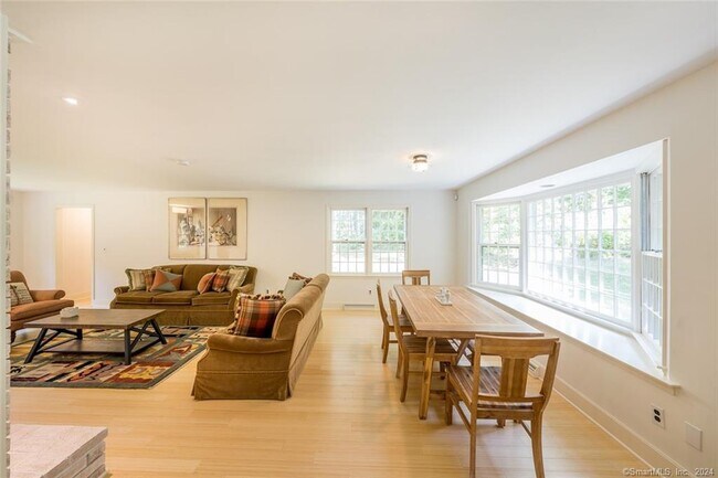 Foto del edificio - 100 Sunny Ridge Rd