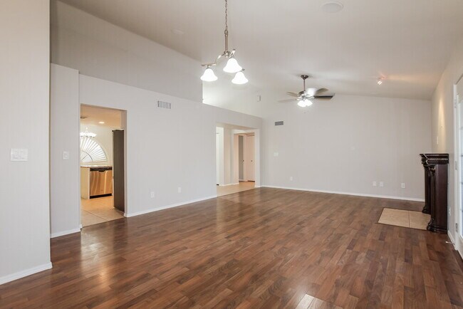 Foto del edificio - 6320 W Port Royale Ln