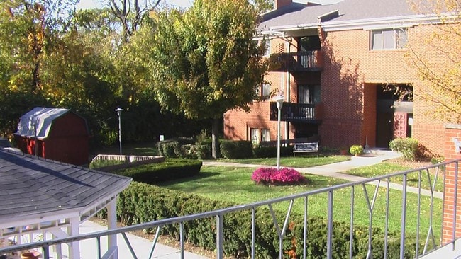 Building Photo - Lakeshore Place