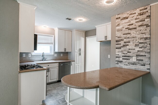 Building Photo - 7923 Dawnridge Dr