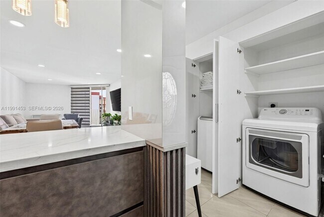 Foto del edificio - 1750 W 46th St