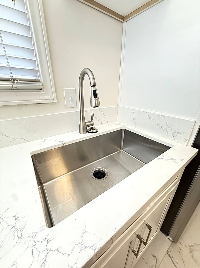 Building Photo - 1721 N Glenoaks Blvd