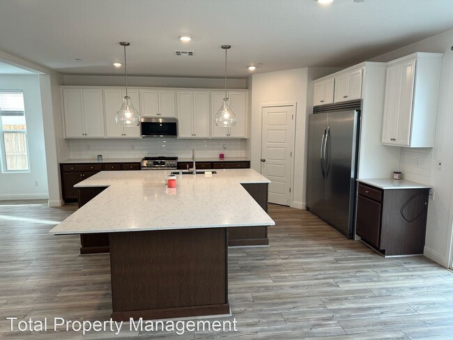 Foto del edificio - 4 br, 3.5 bath House - 112 E Tyler Ave.