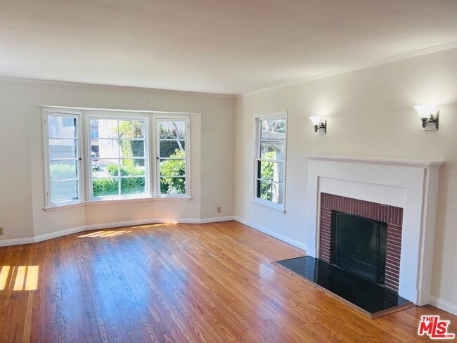 Building Photo - 730 N Hayworth Ave