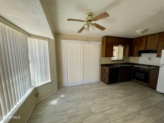 Building Photo - 8638 Mettler Dr