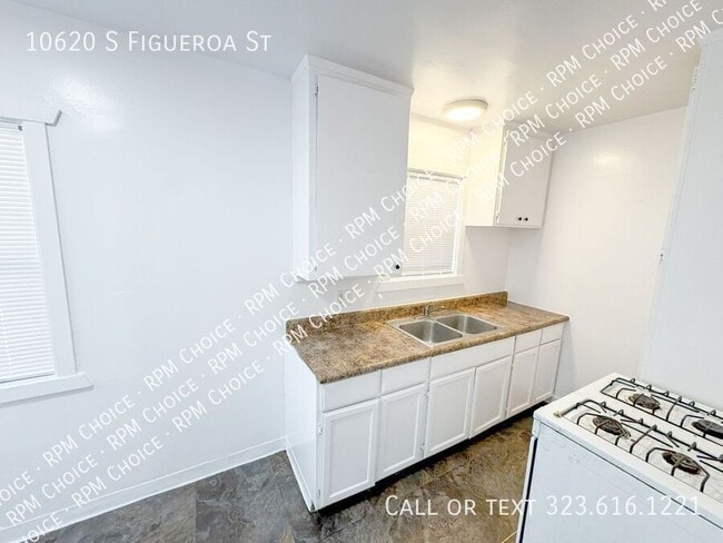 Building Photo - 10620 S Figueroa St