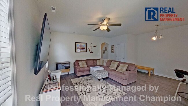 Foto del edificio - Fabulous Townhome with Open Floorplan