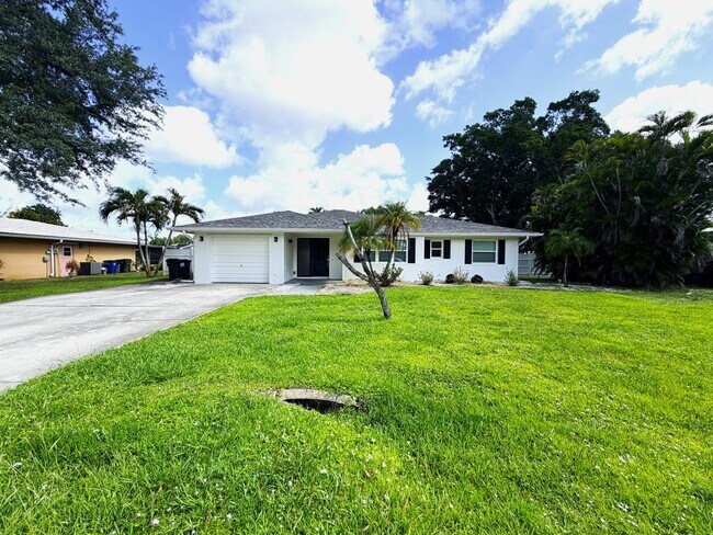 Building Photo - 3/2/1 car garage in S. Ft. Myers Off Cypress Lake!