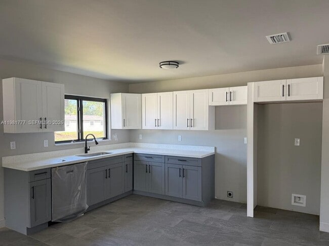 Building Photo - 2806 NW 9th Ct