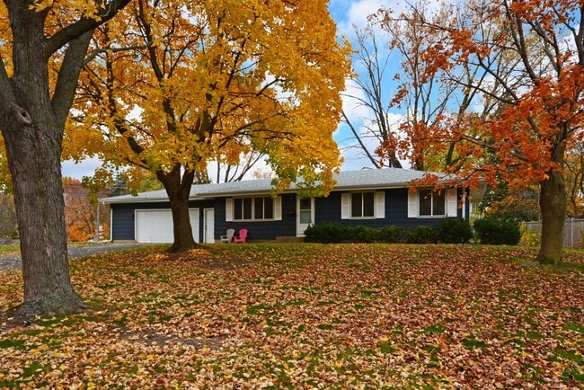 Building Photo - Spacious 4-Bed 1.5 Bath Home Available Now in Bloomington!