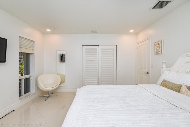 Building Photo - 1510 SE 14th Ct