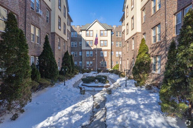 Building Photo - English Manor Apartments