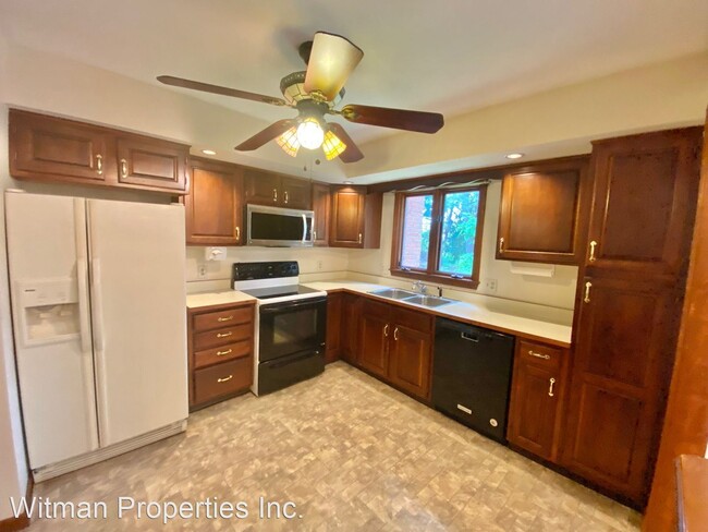 Building Photo - 2 br, 1.5 bath House - 2C Castle Hills Road