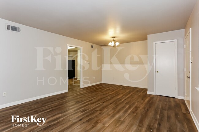Foto del edificio - 10455 Plummer Dr