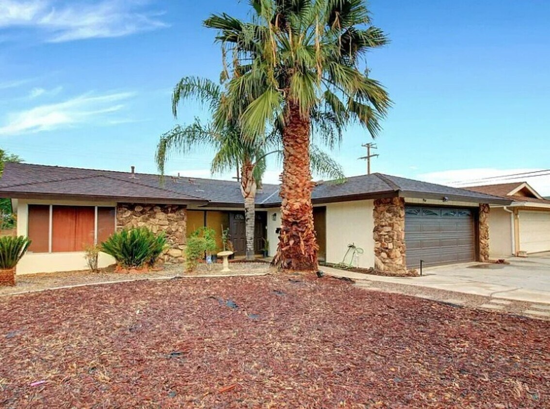 Foto principal - Charming 3-Bed/2-Bath Single-Story Home In Hemet!