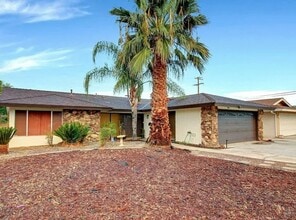 Building Photo - 415 S Gilbert St