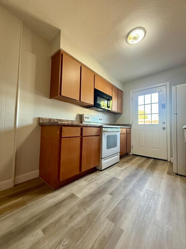 Foto del edificio - 825 E 5th St