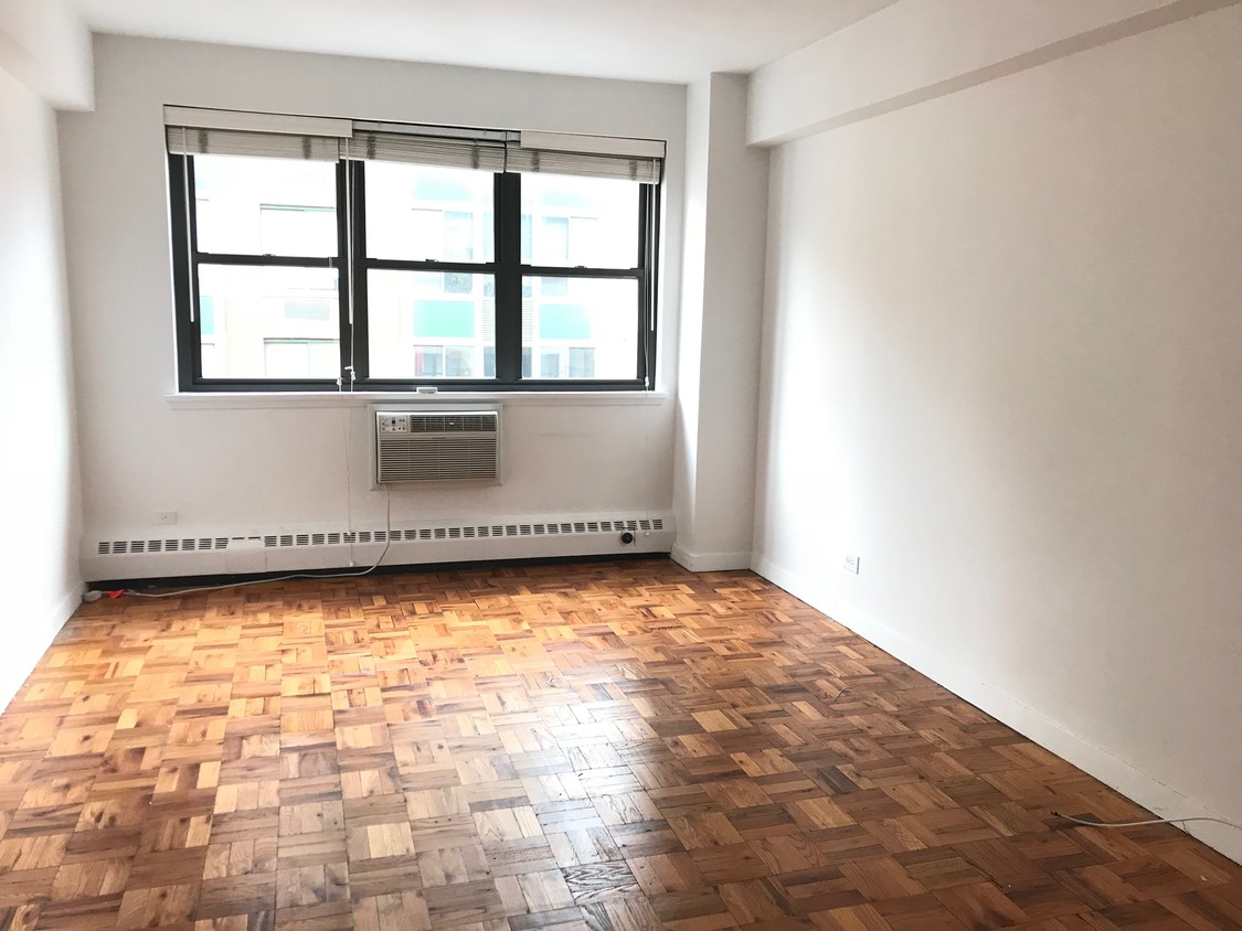 Foto principal - 219 E 69th St