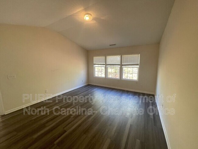 Foto del edificio - 705 Weeping Willow Dr