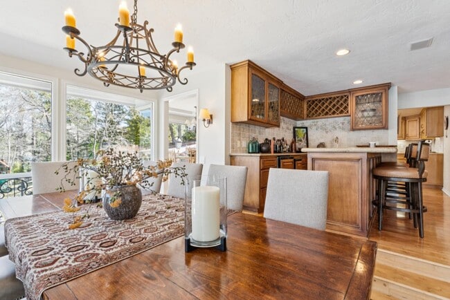 Building Photo - 716 Oak Point