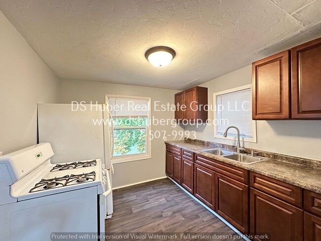 Building Photo - 3 Bedroom Home With New Vinyl Plank Flooring