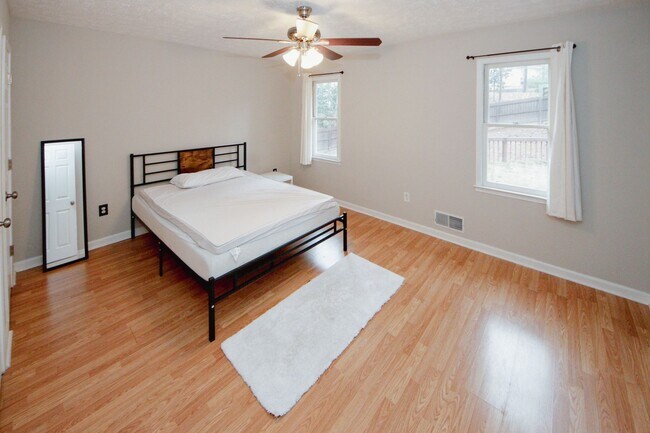 Building Photo - 1424 Shadowbrook Dr