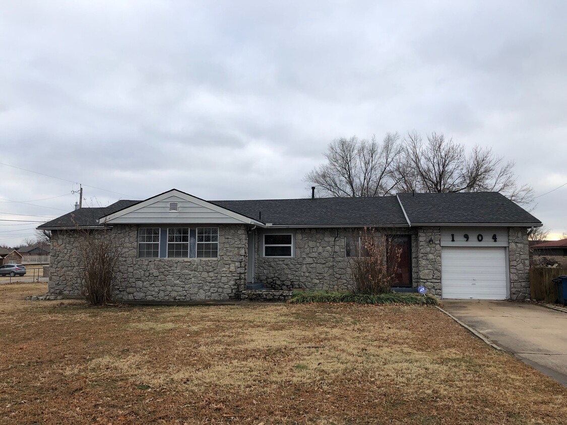 Primary Photo - 3 bdrm plus bonus roo. Section 8 is ok