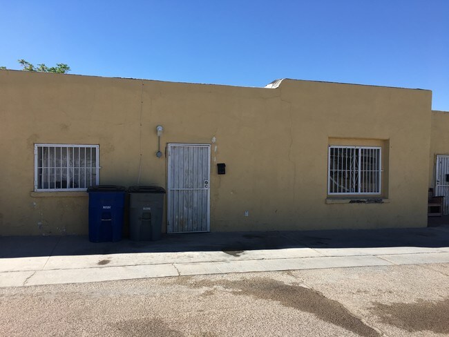 Building Photo - Triplex in Central Area