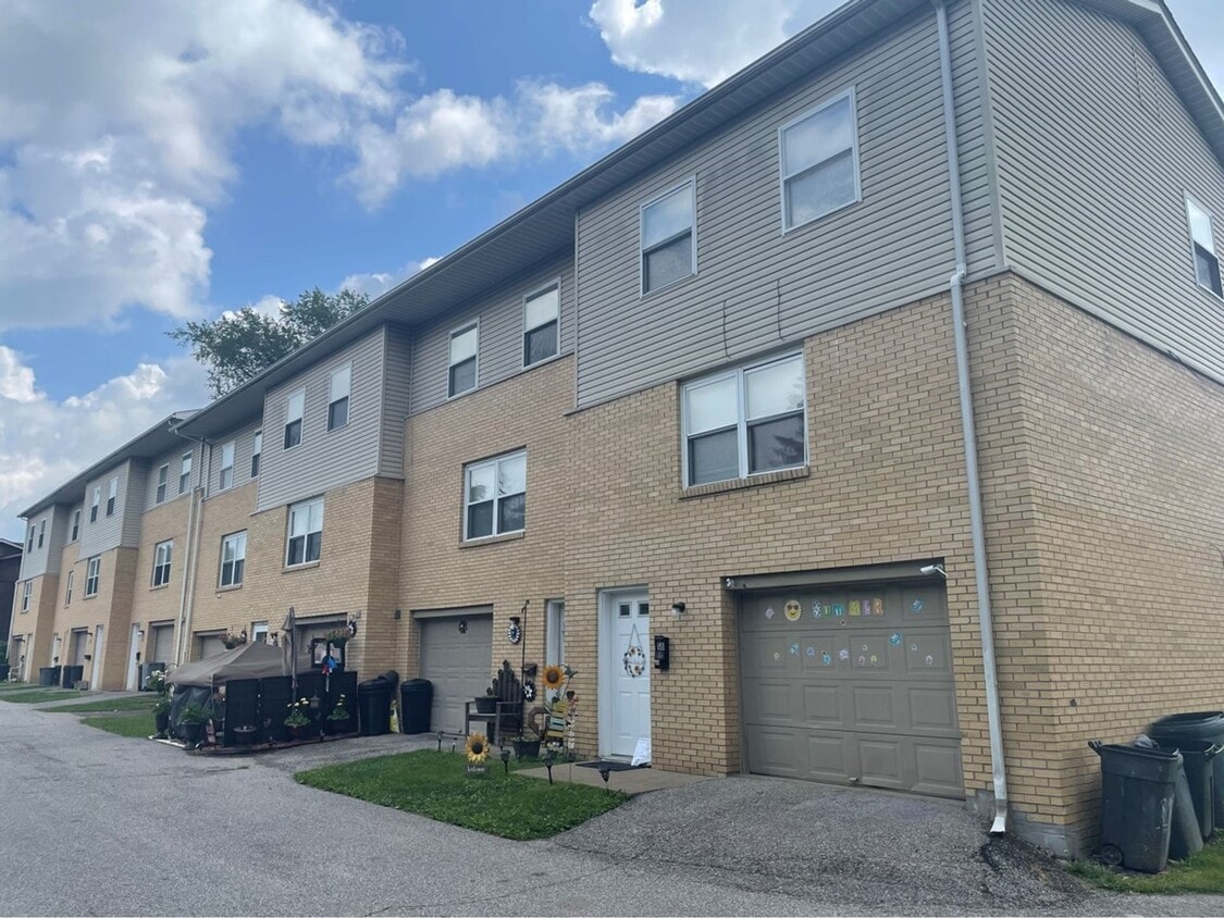 Building Photo - 3 BR