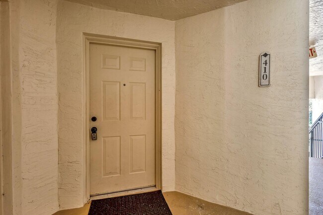 Building Photo - 400 Crestwood Ct N