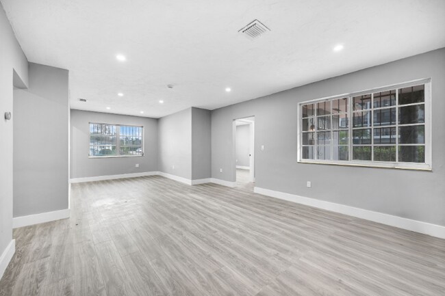 Foto del edificio - 645 NE 149th St