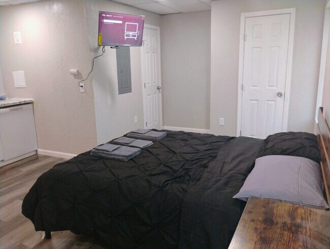 Foto del edificio - 1704 Commercial Ave