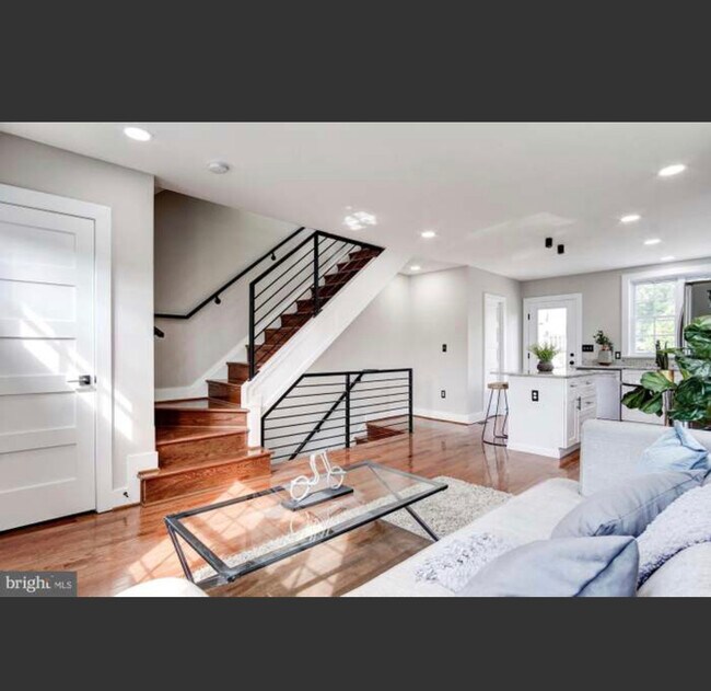 Sala de estar - 4208 Fort DuPont Ter SE