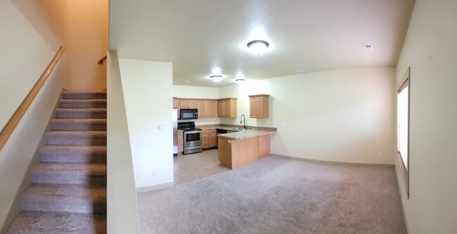 Building Photo - 3 bed, 2.5 bath townhome w/attached 2 car ...