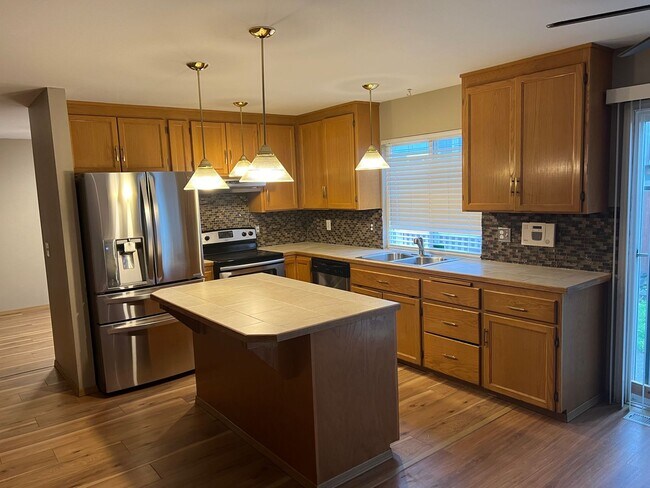 Building Photo - Spacious 4 Bedroom Spanaway Home