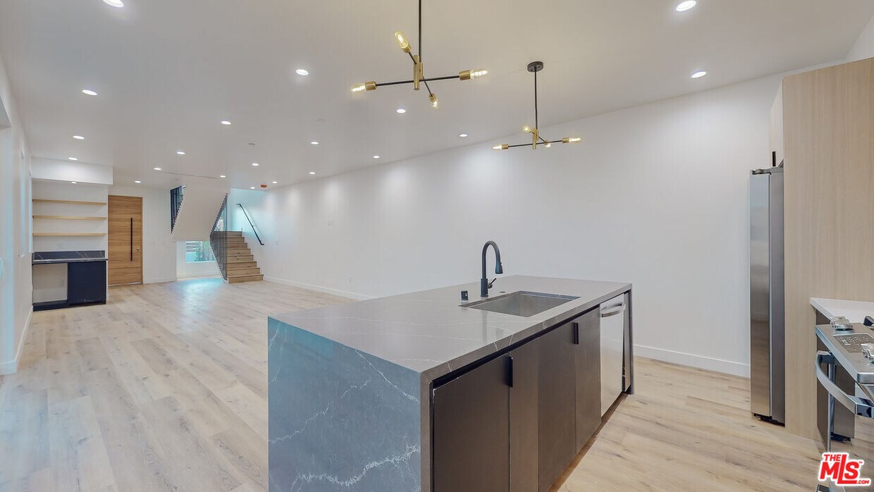 Foto principal - 839 N McCadden Pl