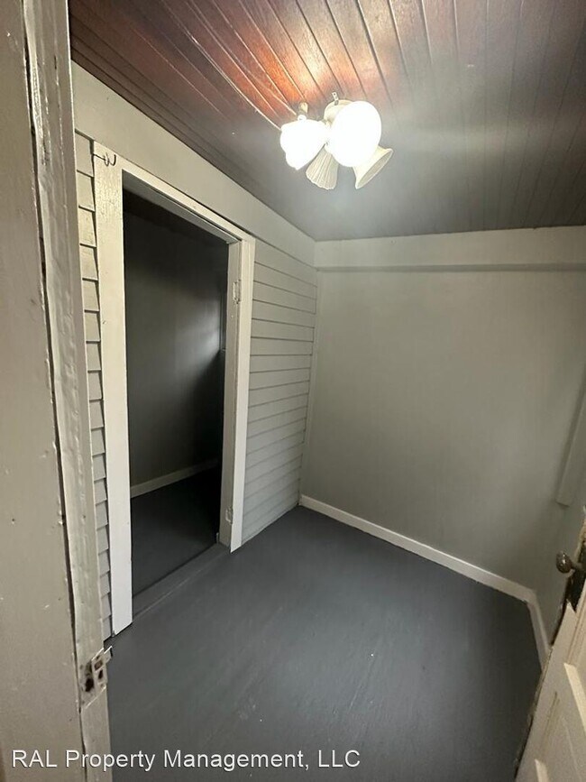 Building Photo - 3 br, 1 bath House - 12718 IROQUOIS AVE