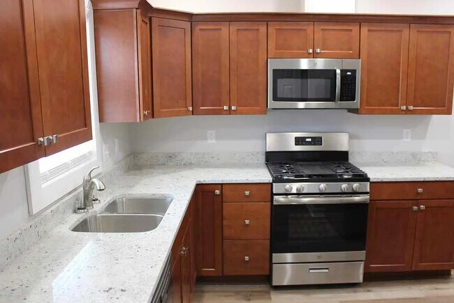 Foto del edificio - 2240 N Kenwood Ave