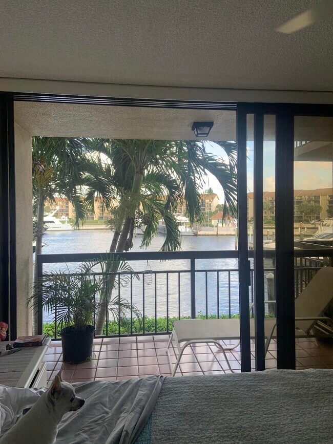 Building Photo - 2401 Marina Isle Way